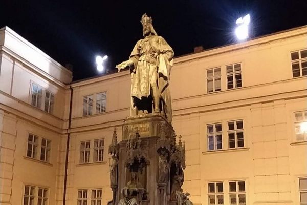 libuše-benešová,-socha-karel-iv364FB365-7D40-0C06-B1FC-7D7293539C9C.jpg