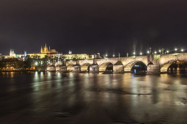tomáš-trochta_-nádherný-osvětlený-karlův-most44B37346-14E8-64B7-9F79-B1F9073F84F4.jpg