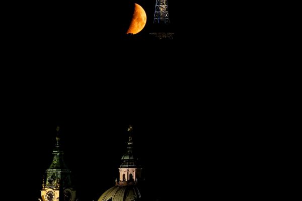 vladimír-študent,-měsíc-zapadá-západ-měsíce-za-petřínskou-rozhlednou-v-popředí-s-věžemi-kostelu-svatého-mikuláše-na-malé-straně0377729D-B17A-EBF0-EE56-44C4AA060836.jpg