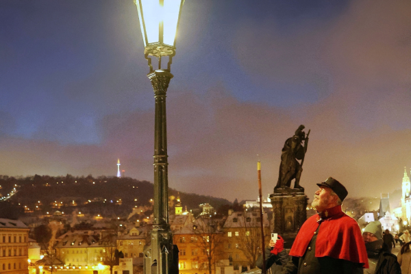klára-hašová_s-plynem-je-světlo-krásnější-radost-v-očích-při-rozsvěcení-plynových-lamp-na-karlově-mostě-lampářem-janem-žákovcemB0E7EBC3-0913-6B52-6C3E-B04FF644F368.png