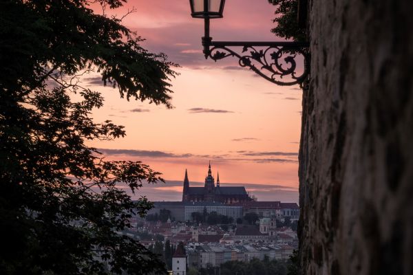 matúš-gajdoš,-výhľad-z-vyšehradu-na-vltavu,-hrad-a-mosty-aj-so-zakomponovanou-lampou323A89DC-CA6F-F1F9-B313-1AA221686E7B.jpg