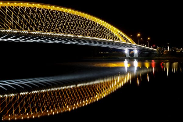 vladimír-študent,-majestátný-most-noční-snímek-trojského-mostu-spojující-pražské-břehy-holešovic-a-trojiFB5B10A4-5E46-A845-3996-647EA532C61E.jpg