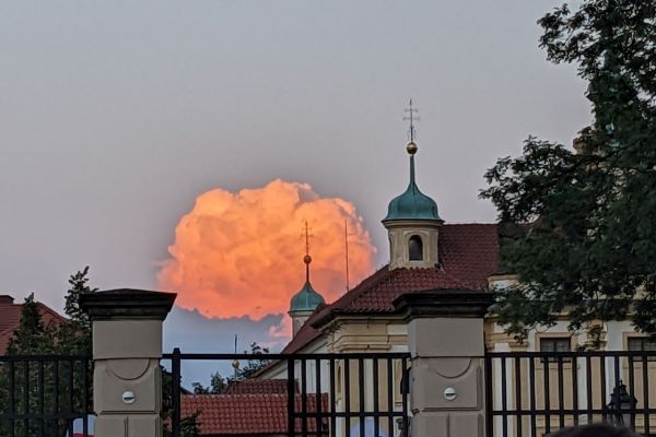 eva-pokorná,-osvícený-mrak-nad-pražskou-loretou40559977-61C3-8D31-4EA4-7214C804B31D.jpg