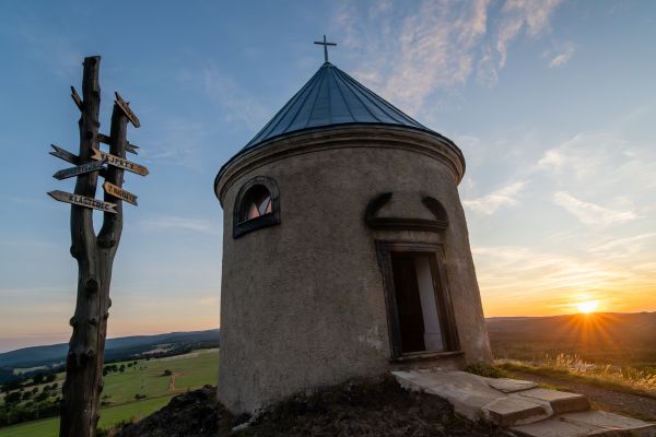 tomáš-tkáčik-západ-slunce-na-mědníku-kategorie-světlo-na-cestáchD6854CF0-E004-4B7D-06B7-760D3A8F21AA.jpg